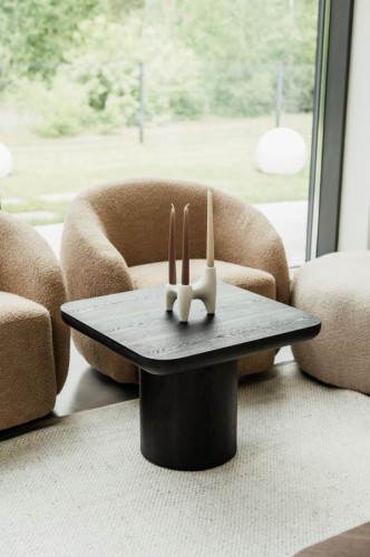 Czarny stolik kawowy drewniany